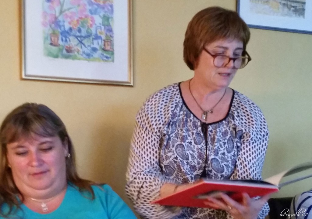 Janet läser högt ur boken - Arschelflöjten - en inte helt rumsren bok 
